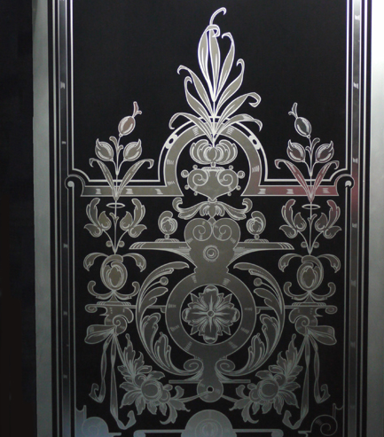 Nach der Ätzung und der 1. Sandstrahlung ist nun die Schablone für die letzte leichte Sandstrahlung zum Erzielen des mittelgrauen Zwischentons vorbereitet.