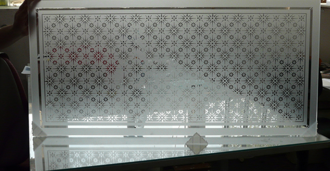 Beispiel 4: Unsere 1. Küchenrückwand, 6mm starkes ESG, polierte Kanten und 4 Bohrungen für die Montage.