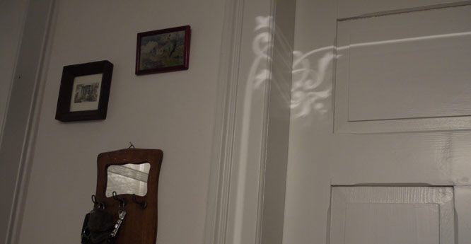 Treppenhauslicht bewirkt Lichtspiele an Türen und Wänden in der Wohnung