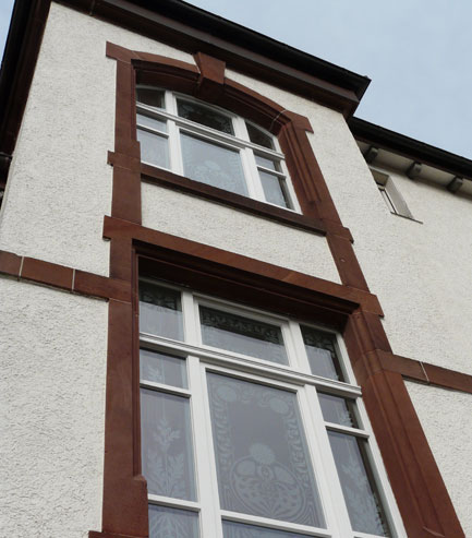 Blick von draußen auf die nun dichten und vollständigen Treppenhausverglasungen.