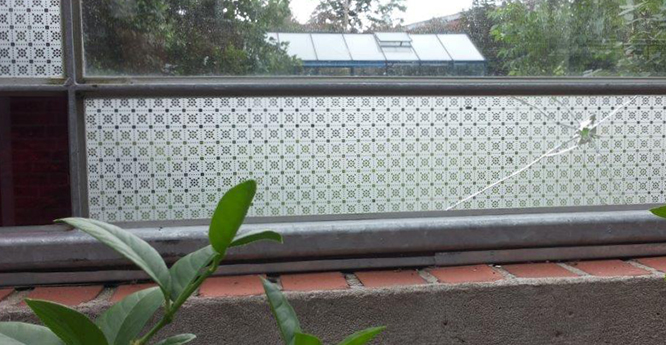 weiteres vom Hagel getroffenes Glas
